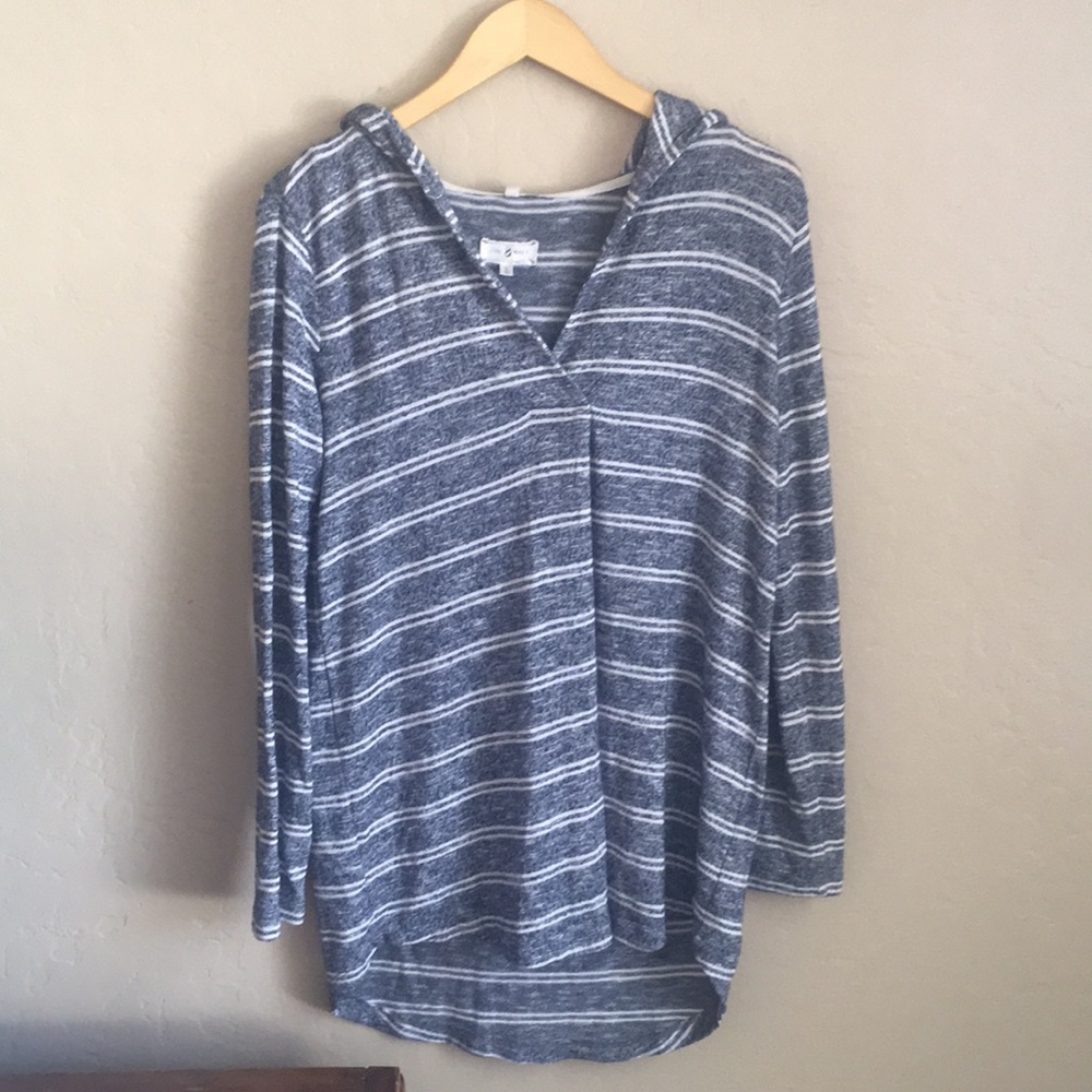 Soft LOU & GREY sweater in grey and white v neck